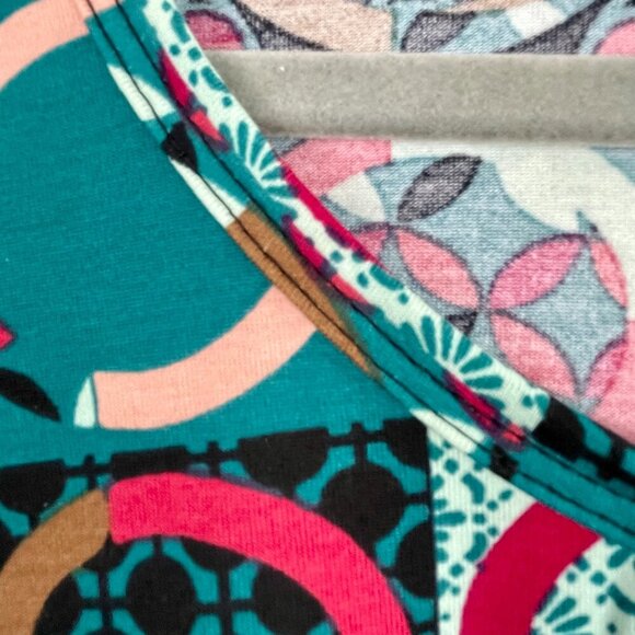 NWT LuLaRoe Classic T Geometric Print Women’s Large Short Sleeve Top Cherry Red - Picture 7 of 14